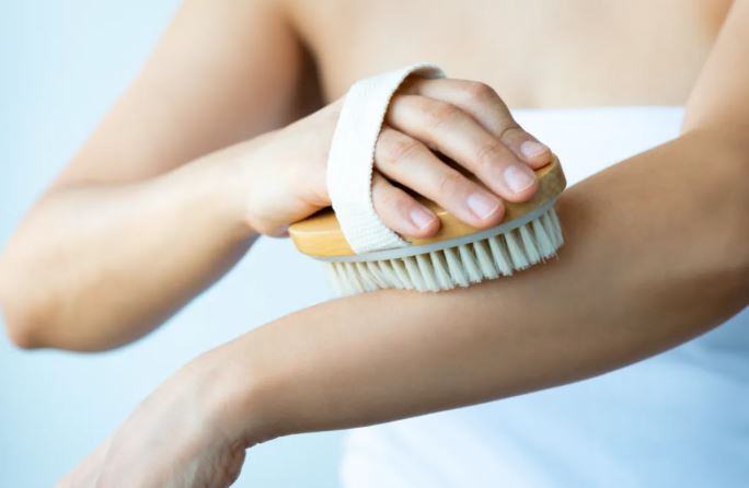 The Gentle Ritual of Dry Brushing: Benefits for Body, Mind and Glow